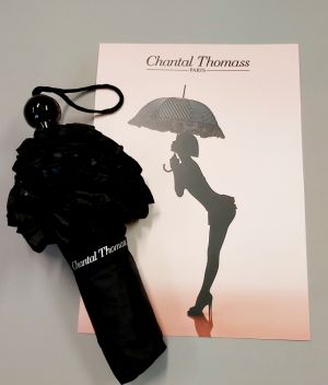 Parapluie Chantal Thomass mini pliant anti uv à 95% noir automatique à volant noir, élégant et solide
