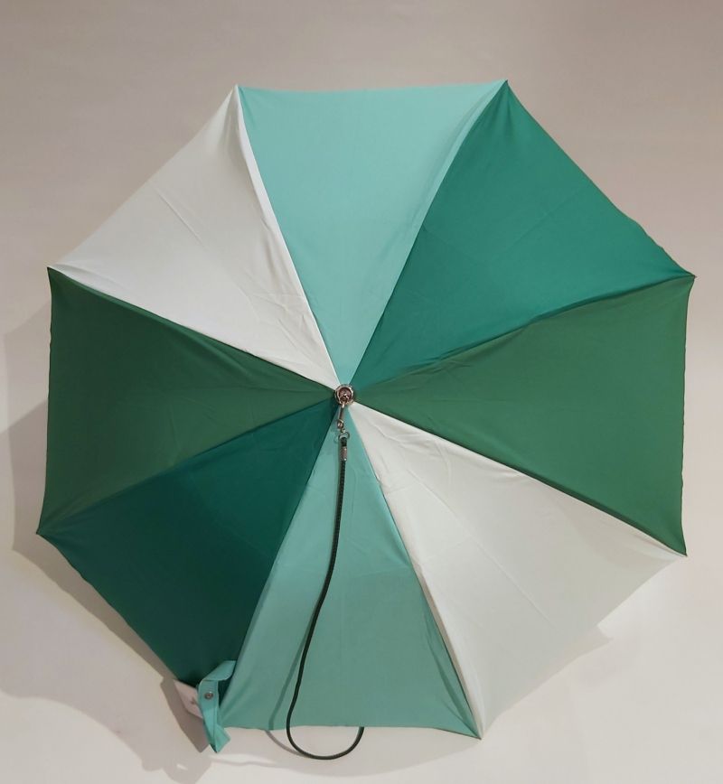 Parapluie pliant automatique multicolore à base de vert avec sa bandoulière Guy de Jean, robuste et ne se retourne pas