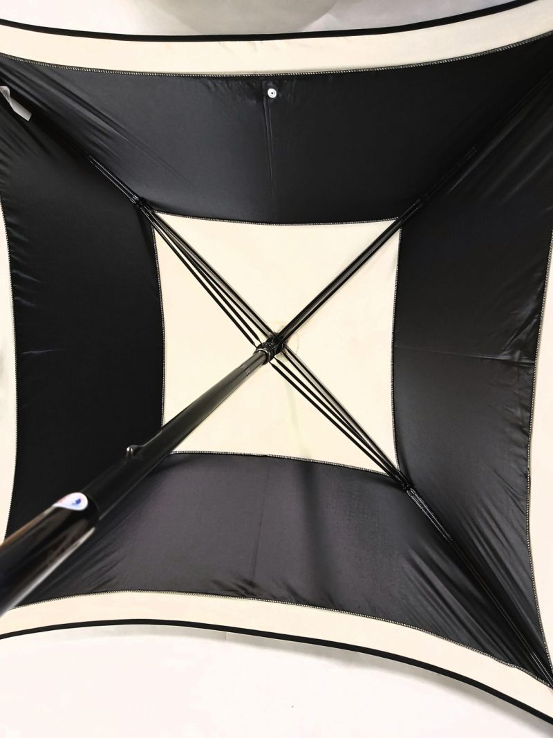 Parapluie Guy de Jean long carré bicolore noir et blanc kyoto, original et résistant