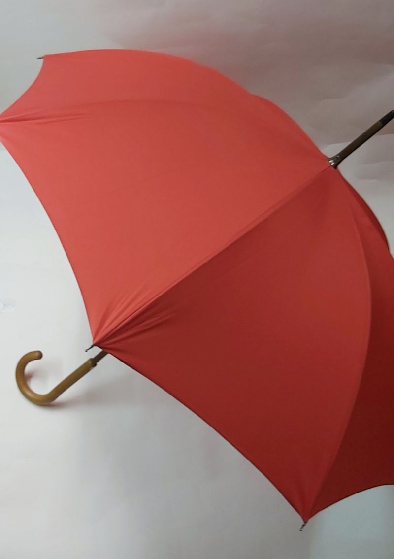 Parapluie rouge long manuel poignée courbe bois Guy de Jean, grand et résistant