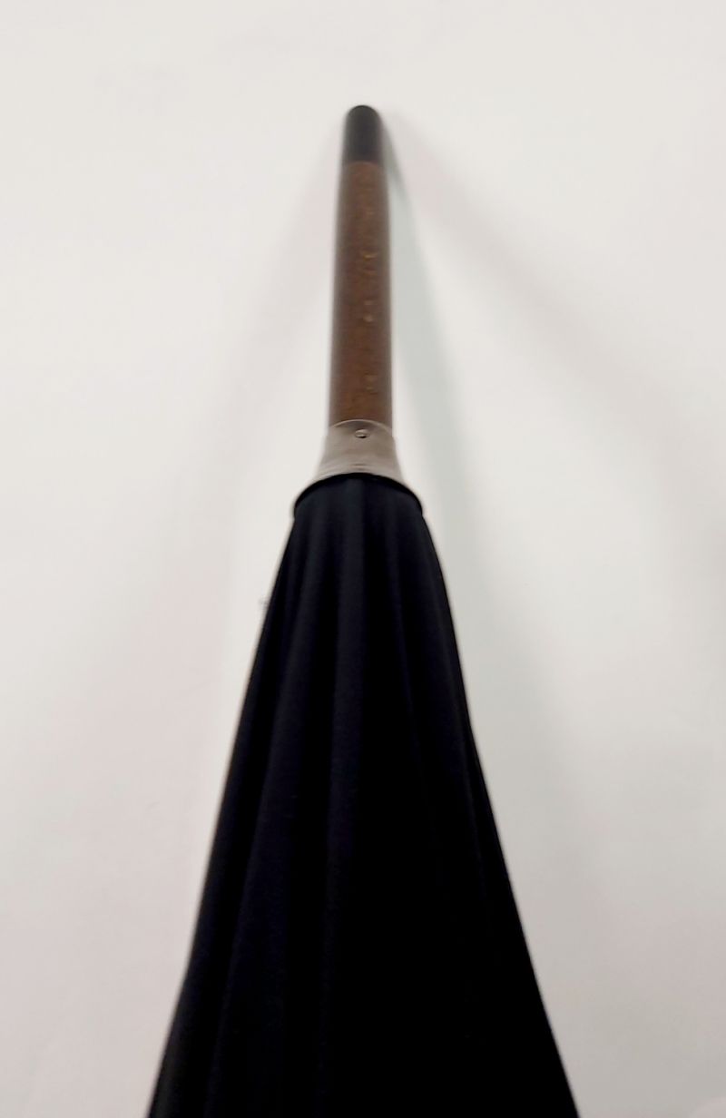 Parapluie bleu marine long en bois & sa poignée courbe bois Guy de Jean, grand et résistant