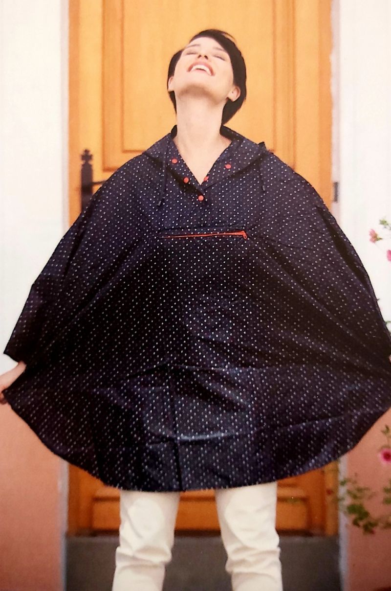 Poncho en noir à pois avec sa propre poche poitrine zippé orange - pratique et léger 