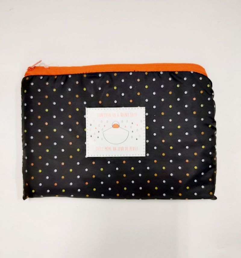 Poncho en noir à pois & nuage avec sa propre poche poitrine zippé orange - pratique & léger 