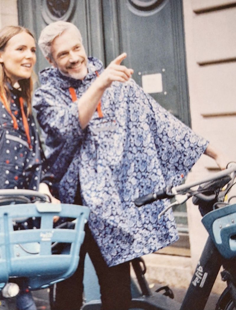 Poncho en bleu marine imprimé - Bande réfléchissante - Poche poitrine zippé rouge - vêtement de pluie 