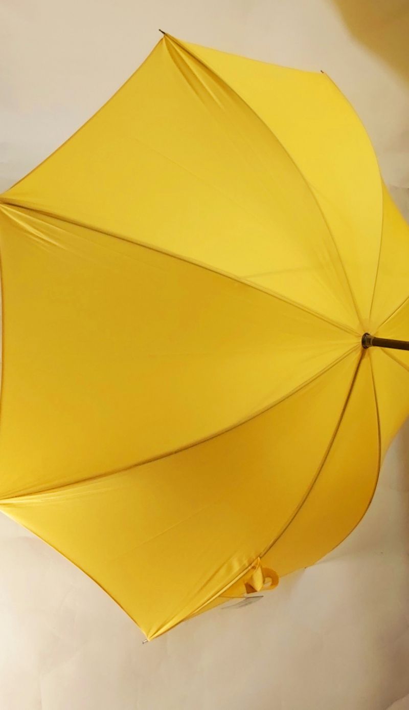 Parapluie long manuel jaune en bois & poignée courbe bois Guy de Jean, anti uv et résistant