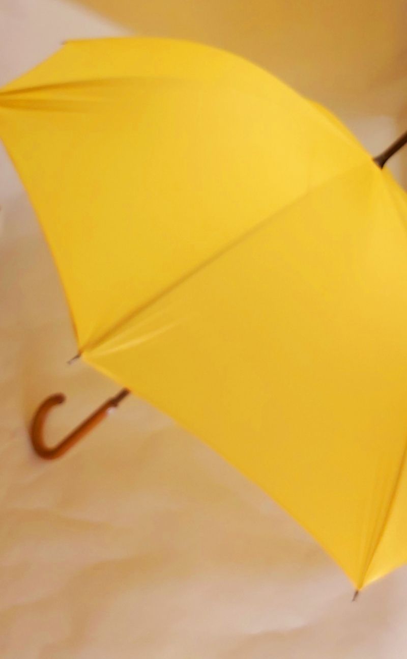 Parapluie long manuel jaune en bois & poignée courbe bois Guy de Jean, anti uv et résistant