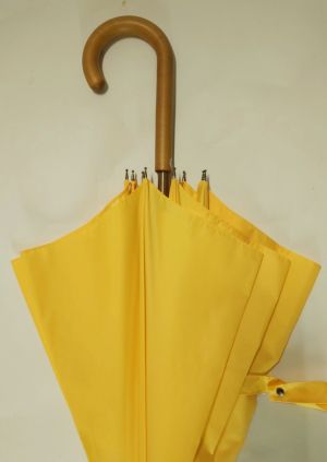 Parapluie long manuel jaune en bois & sa poignée courbe bois Guy de Jean, anti uv et résistant