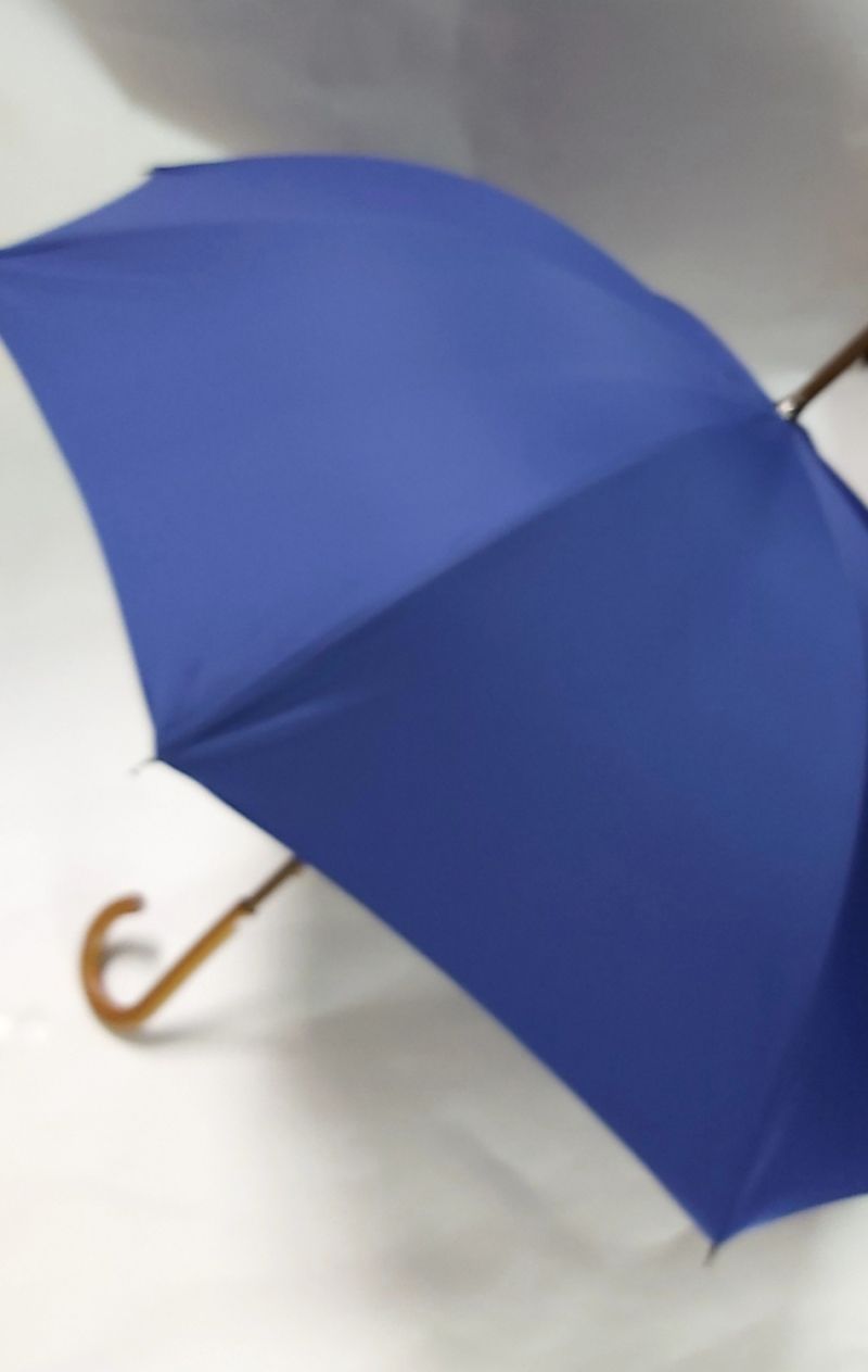 Parapluie long manuel bleu roi en bois avec une poignée courbe bois français, anti uv et résistant