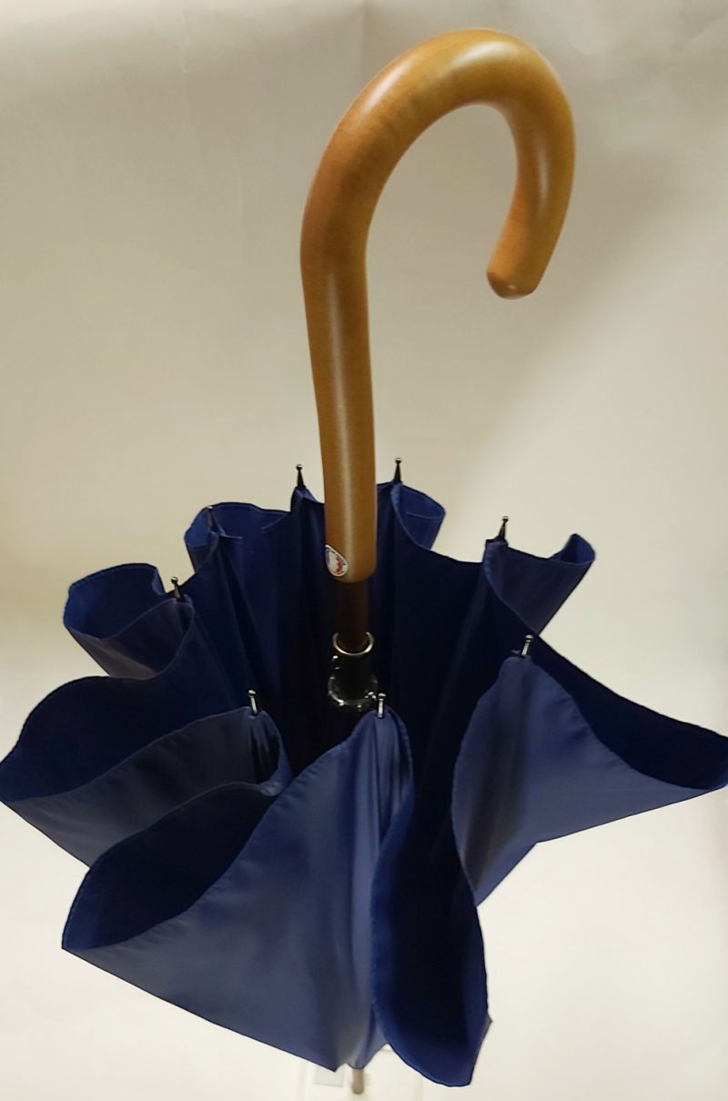 Parapluie long manuel bleu roi en bois avec une poignée courbe bois français, anti uv et résistant