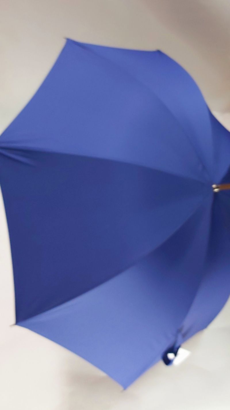 Parapluie long manuel bleu roi en bois avec une poignée courbe bois français, anti uv et résistant