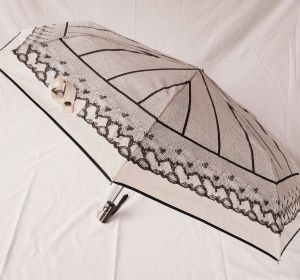 Parapluie mini pliant blanc open close à motif dentelle Chantal Thomass, léger & solide