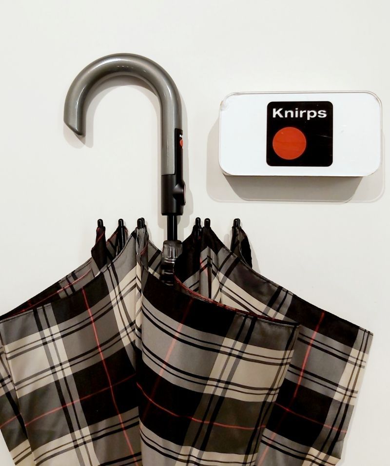 Parapluie ecossais long Check noir et blanc automatique tartan Knirps 108 diam, léger et robuste