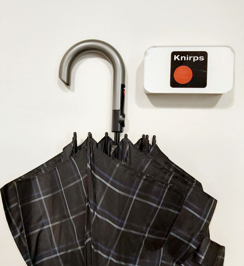 Parapluie ecossais long automatique noir & bleu tartan Check Knirps 108 diam, léger et robuste