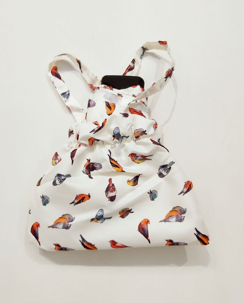 Parapluie de poche Guy de Jean mini plat pliant blanc imprimé d'oiseaux multicolores avec un pochon étanche, léger et solide