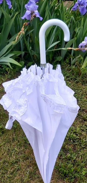 Ombrelle blanche à volant, une ombrelle de mariage par Guy deJean, grande & légère