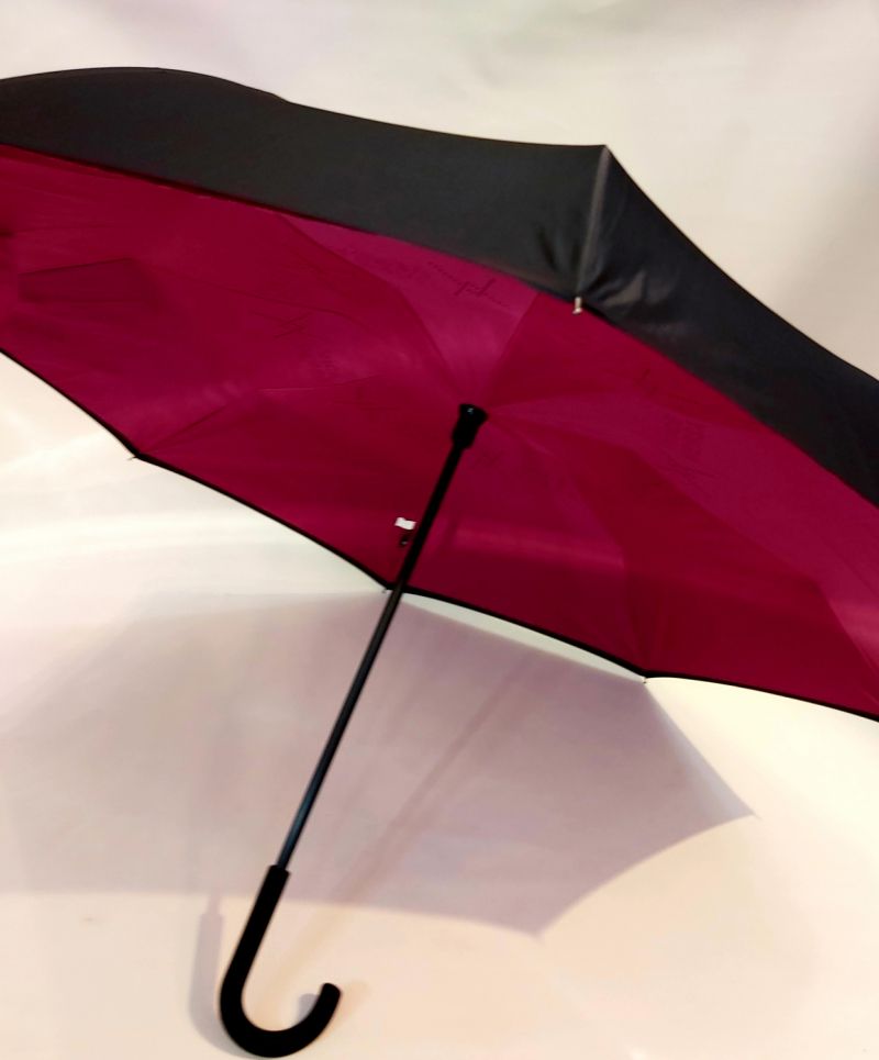 Parapluie inversé long noir doublé fuchsia anti uv à 100% par Neyrat Autun, léger et solide