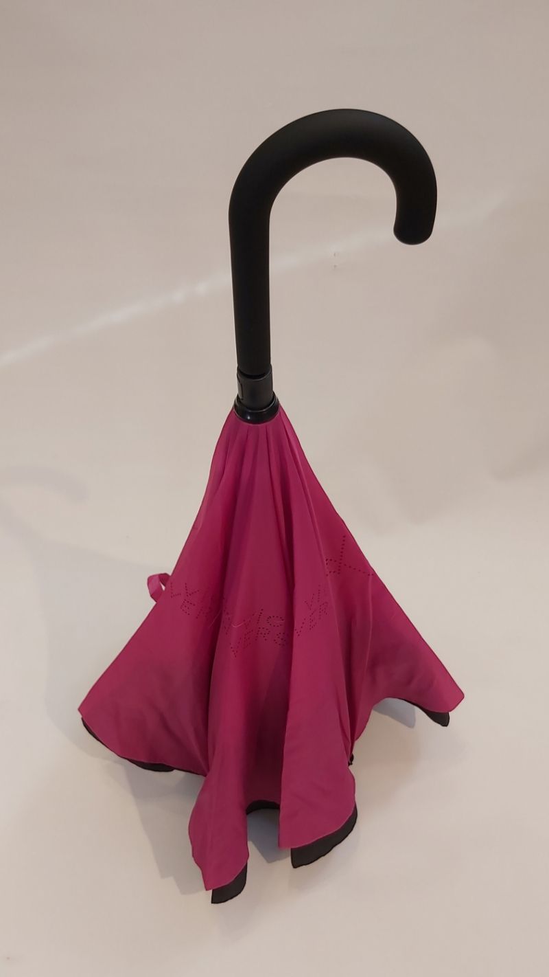 Parapluie inversé long noir doublé fuchsia anti uv à 100% par Neyrat Autun, léger et solide