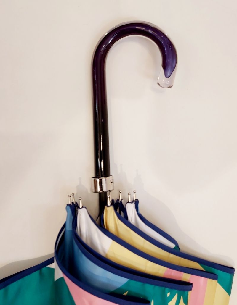  Parapluie Piganiol long anti uv manuel bleu à rayure sur un bord de mer 