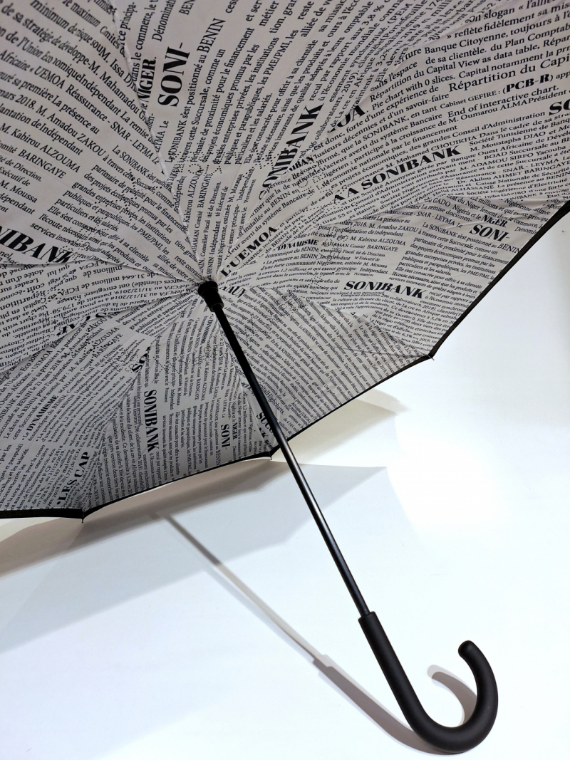 Parapluie inversé long noir & blanc anti uv à 100% doublé journal / Neyrat Autun - léger et solide