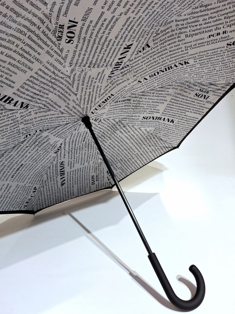 Parapluie inversé long noir & blanc anti uv à 100% doublé journal / Neyra - léger & solide