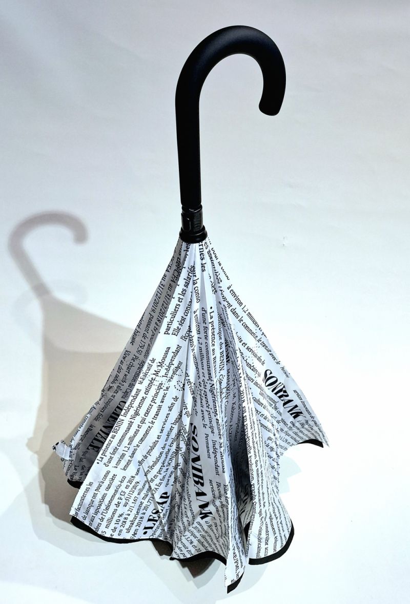 Parapluie inversé long noir & blanc anti uv à 100% doublé journal / Neyra - léger & solide
