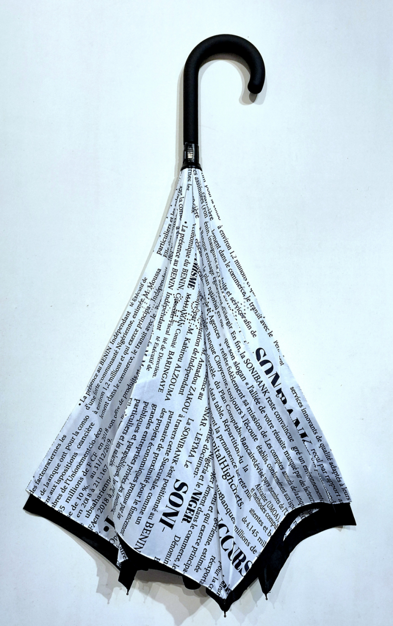 Parapluie inversé long noir & blanc anti uv à 100% doublé journal / Neyrat Autun - léger et solide