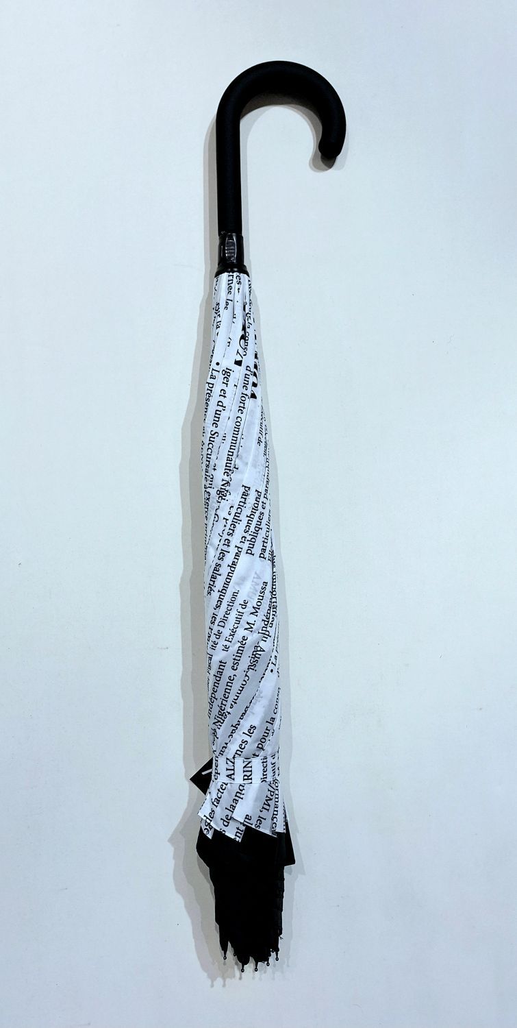 Parapluie inversé long noir & blanc anti uv à 100% doublé journal / Neyra - léger & solide