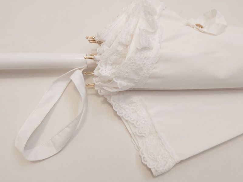 Ombrelle droite blanche dentelle anti uv UPF50+ à 95% en coton blanc poignée cone française, légère et solide