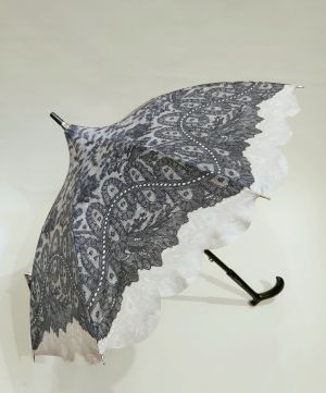 Petite ombrelle pagode anti uv UPF50 Chantal Thomass rose à dentelle, élégante & résistante