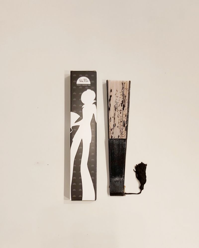 Eventail mini 23 cm MAESTRO, coton fantaisie en musique et bois peint, 42 cm diam