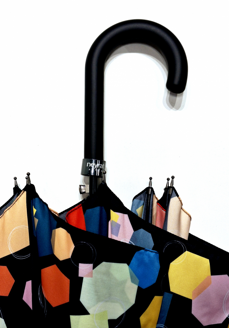 Grand parapluie long automatique noir motif polygone coloré Neyrat Autun - léger et solide