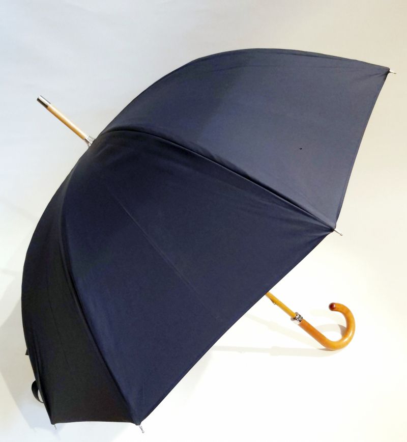 Parapluie long en bois doublé manuel bleu marine anti uv à 100% sur motif floral à l'intérieur RIAD Piganiol, original & résistant 