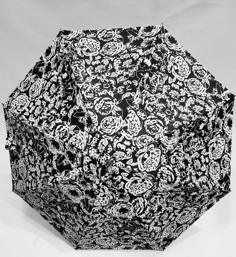 Parapluie long automatique des roses en noir & blanc ROSA d'Aurillac, léger et solide