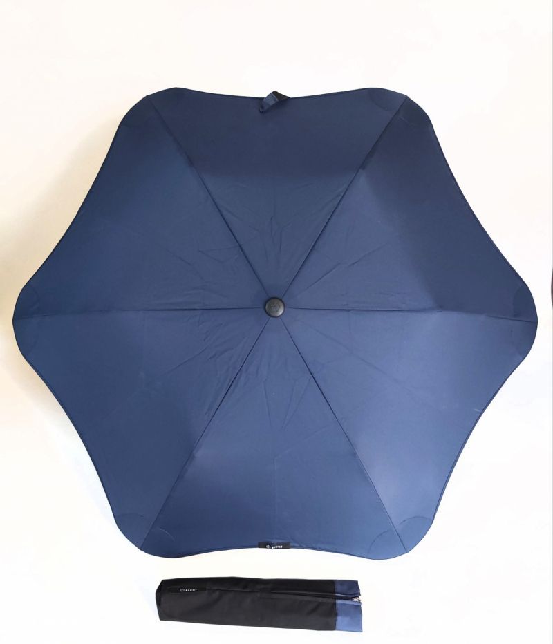 Parapluie Blunt Metro XS pliant bleu marine, léger 410g et qui ne se retourne pas