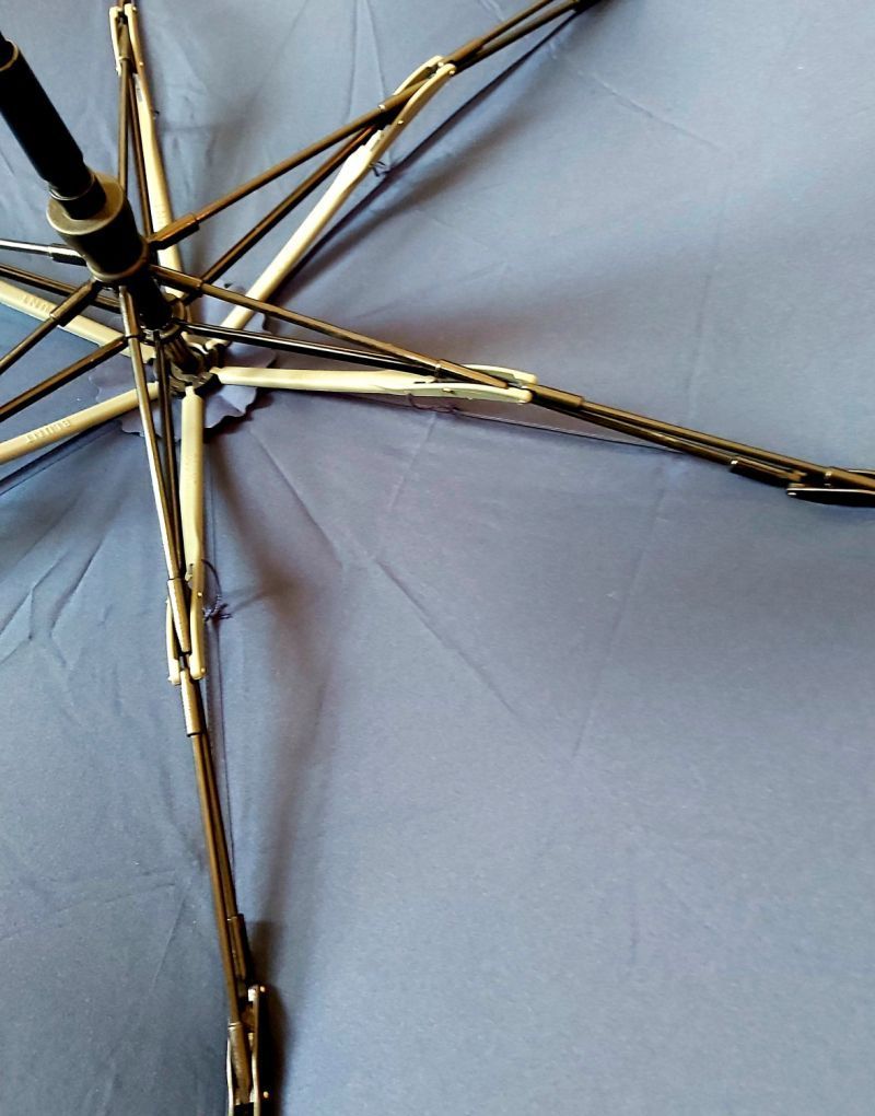 Parapluie Blunt Metro XS pliant bleu marine - léger 410g & qui ne se retourne pas