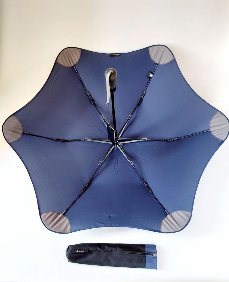 Parapluie Blunt Metro XS pliant bleu marine - léger 410g & qui ne se retourne pas