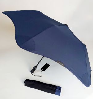 Parapluie Blunt Metro XS pliant bleu marine, léger 410g et qui ne se retourne pas