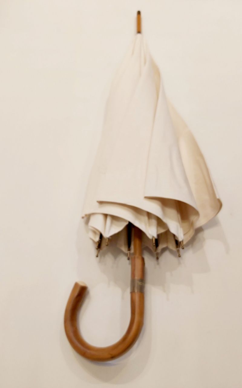 Parapluie berger ivoire long en coton anti uv à 100% poignée châtaignier Piganiol, solide et résistant