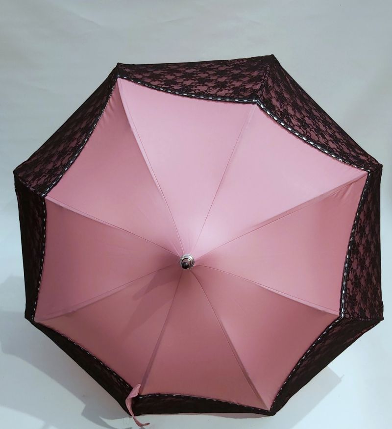 Parapluie Chantal Thomass pagode rose à dentelle raffinée en noir, élégant & chic