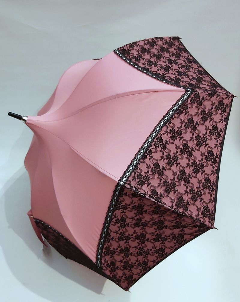 Parapluie Chantal Thomass pagode rose à dentelle raffinée en noir, élégant & chic