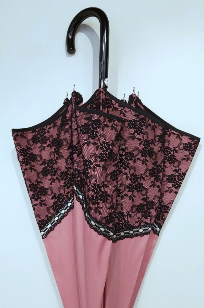 Parapluie Chantal Thomass pagode rose à dentelle raffinée en noir, élégant & chic