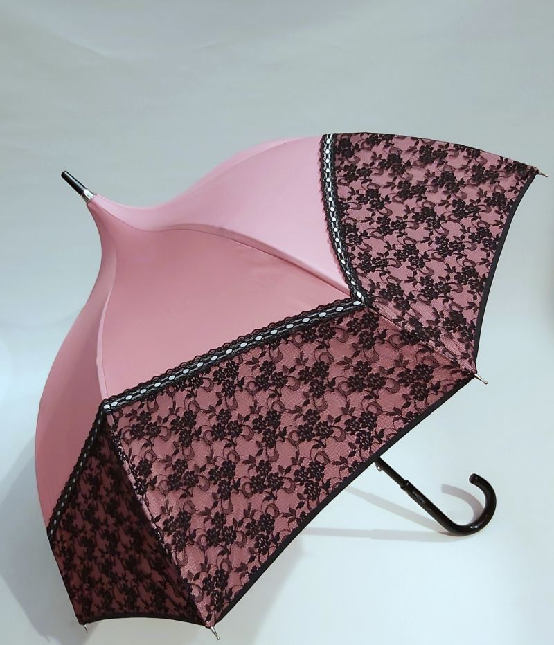 Parapluie Chantal Thomass pagode rose à dentelle raffinée en noir, élégant & chic