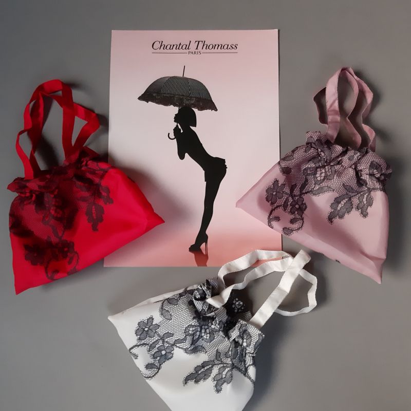 Parapluie Chantal Thomass pagode rose à dentelle raffinée en noir, élégant & chic