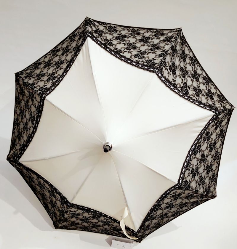 Petite ombrelle Chantal Thomass pagode écru à dentelle raffinée en noir, élégante & anti uv 97%
