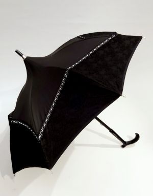 Petite ombrelle Chantal Thomass pagode kaki à dentelle raffinée en noir, élégante & anti uv 97%