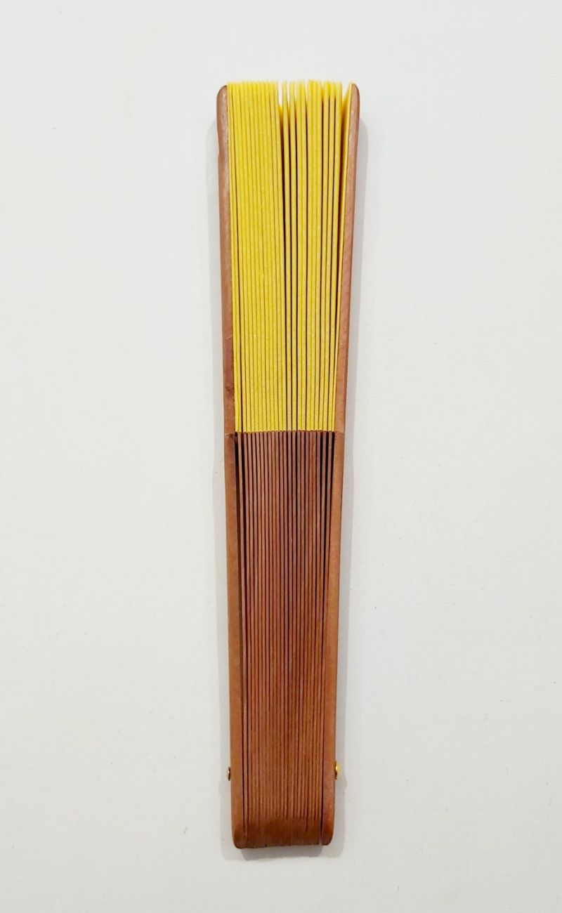 Eventail mini 23 cm ECOLOLO jaune coton et bois fruitier, 42 cm diam