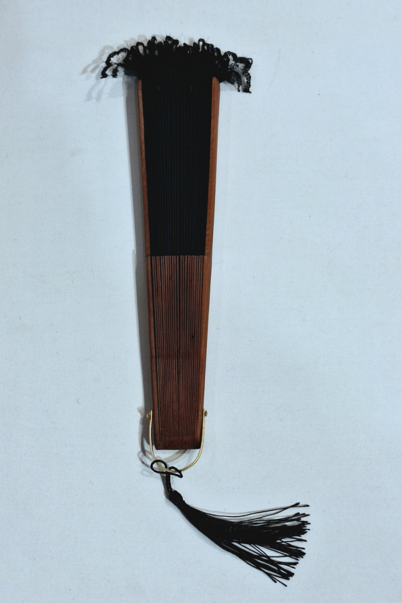 Eventail mini 23 cm CALADO large latte blanche arabesque, 42 cm diam