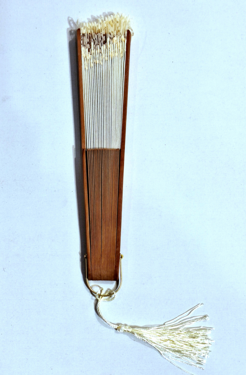 Eventail mini 19 cm ESTRELLA petit coton jaune et bois peint , 34 cm diam