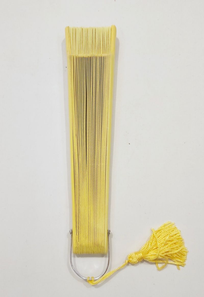 Eventail mini 19 cm ESTRELLA petit coton jaune et bois peint , 34 cm diam