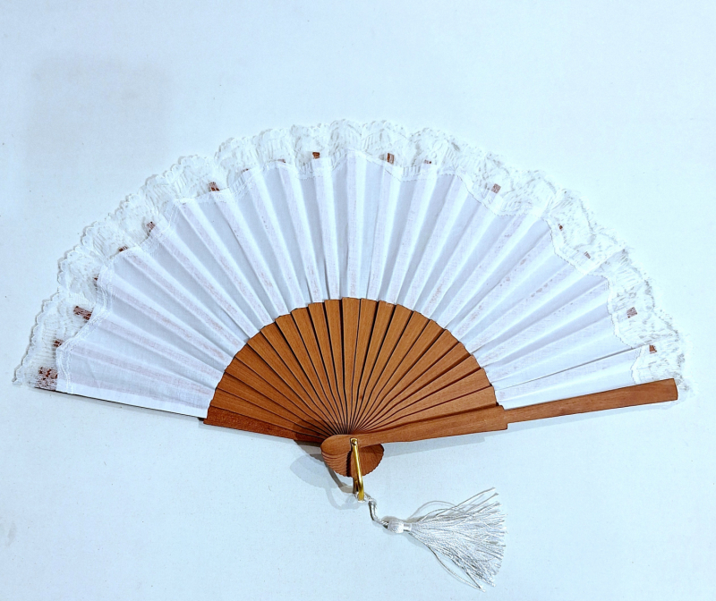 Eventail mini 19 cm ARAGONA sur coton blanc sa petite frise floral dorée et bois peint , 42 cm diam
